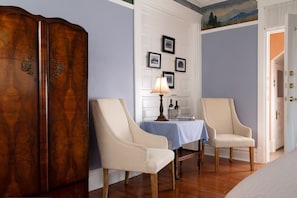 The Edward Buxton Cristy Room | 1 phòng ngủ, bộ đồ giường cao cấp, trang trí khác biệt