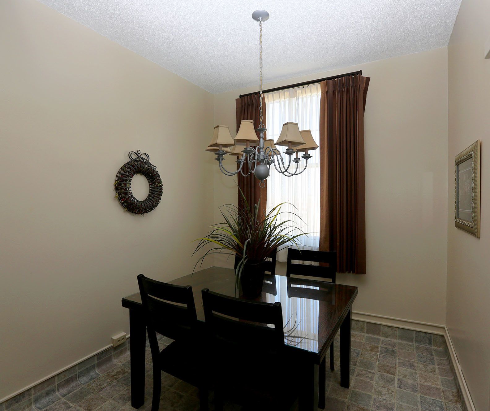 executive suite, multiple beds, kitchen (1 king and 2 twins) | in-room dining