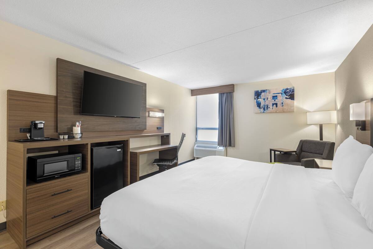In-room safe, desk, laptop workspace, blackout curtains