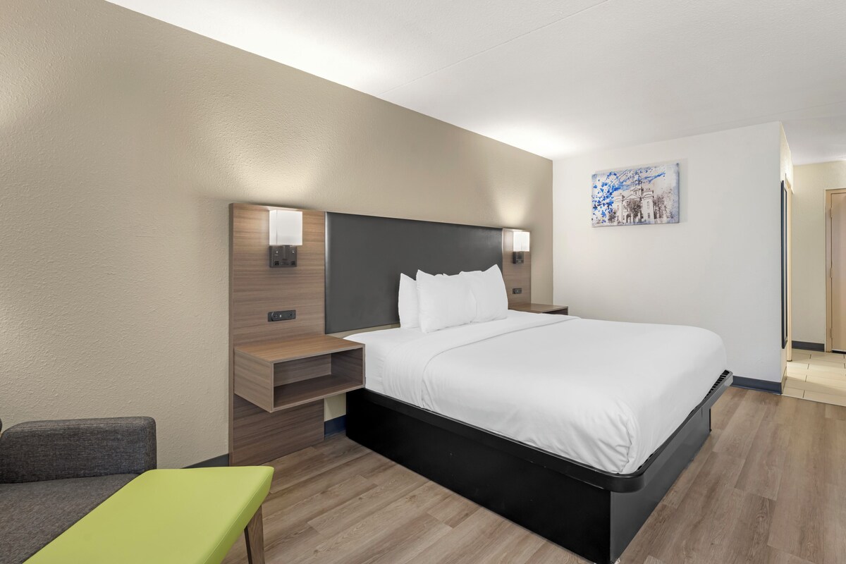 Standard Room, 1 King Bed, Non Smoking, Refrigerator & Microwave (Pet Friendly) | In-room safe, desk, laptop workspace, blackout drapes