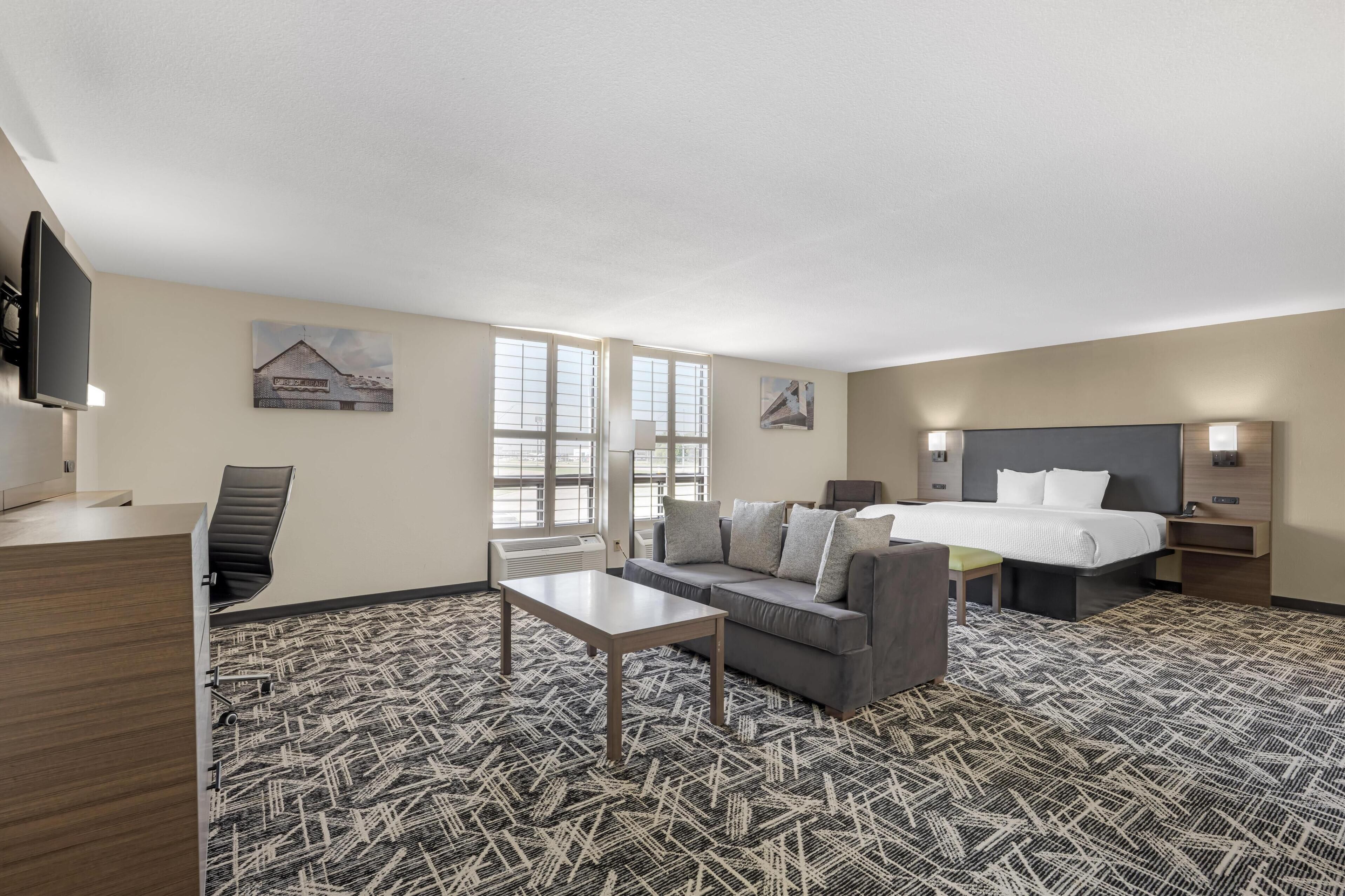 Executive Suite, 1 King Bed, Non Smoking, Jetted Tub (Queen sofabed) | In-room safe, desk, laptop workspace, blackout drapes