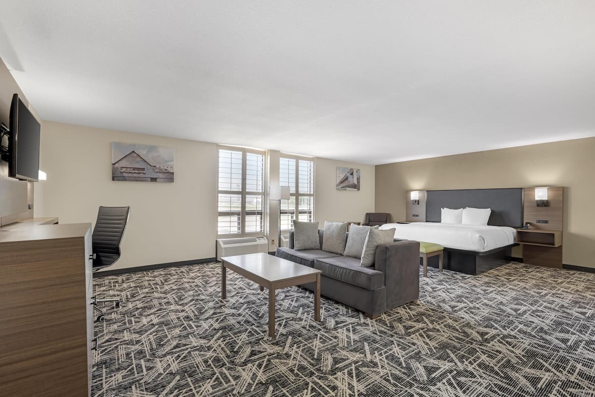 executive suite, 1 king bed, non smoking, jetted tub (queen sofabed) | in-room safe, desk, laptop workspace, blackout curtains