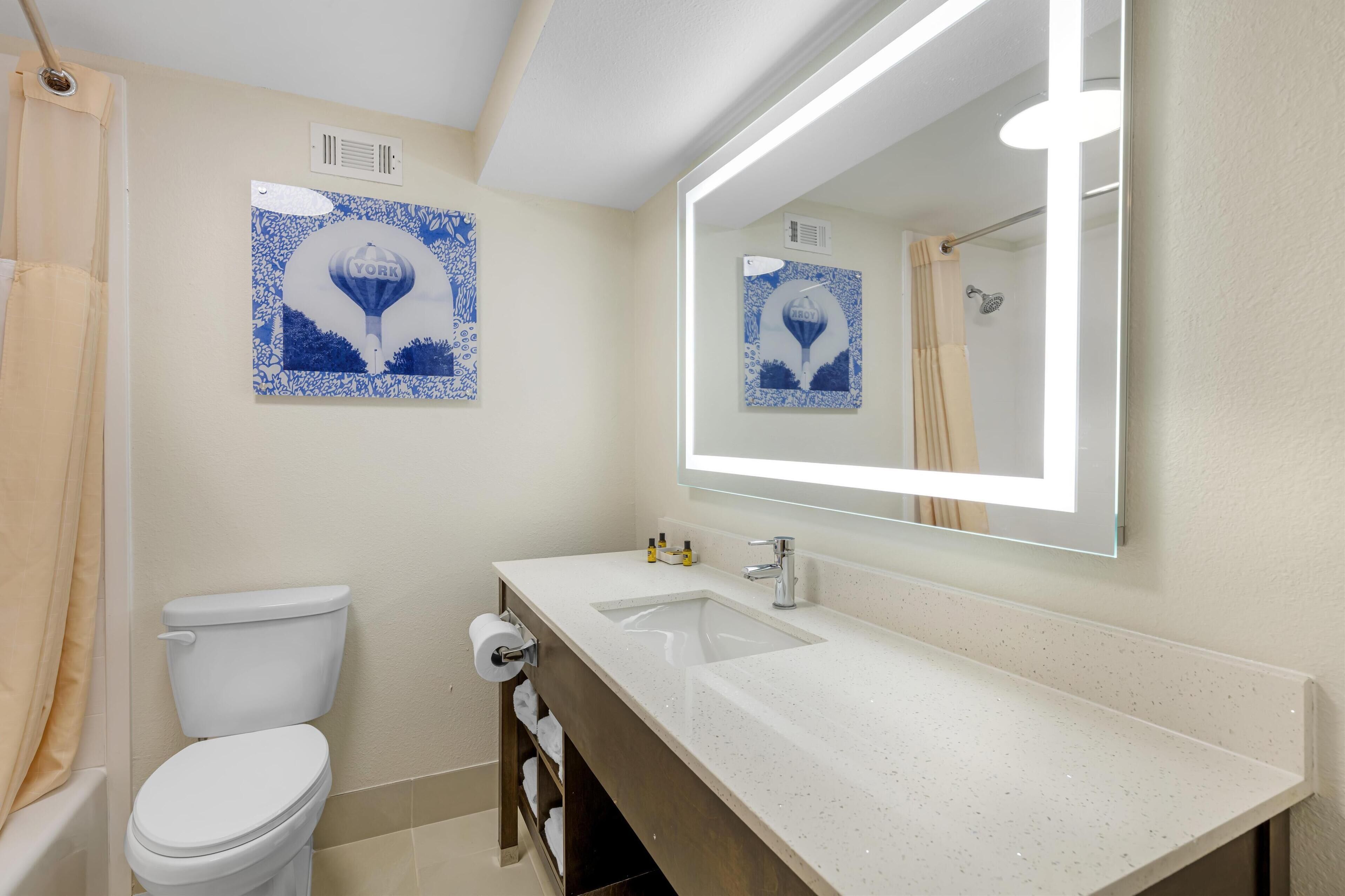Chambre Standard, 2 grands lits, non-fumeurs, réfrigérateur et four à micro-ondes | Salle de bain | Ensemble douche/baignoire, articles de toilette gratuits, sèche-cheveux