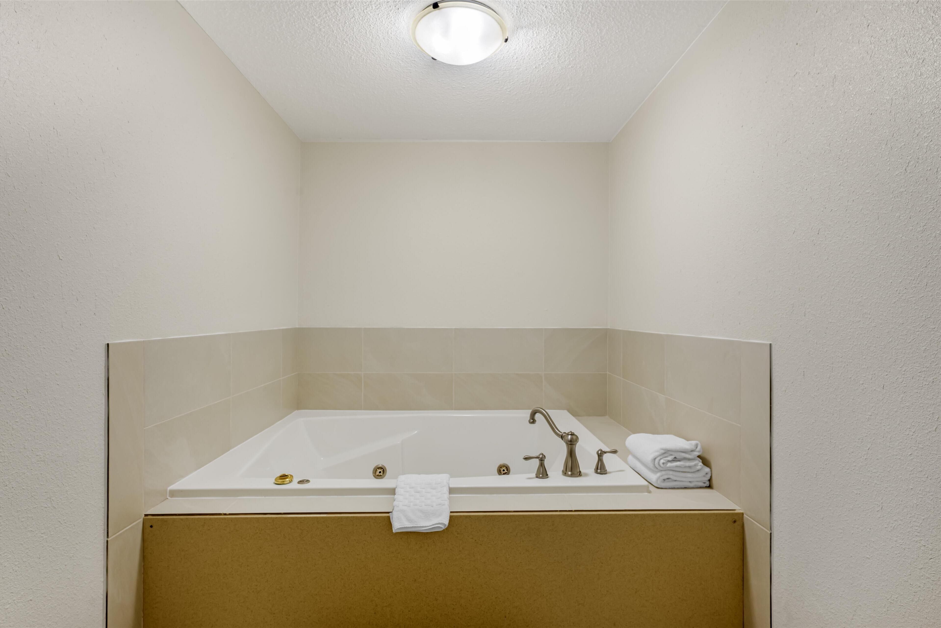 suite, 1 king bed, non smoking, jetted tub | room amenity