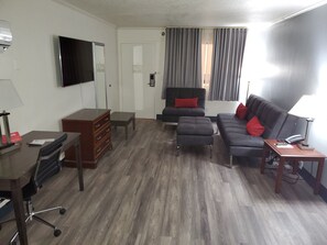 Deluxe suite, 1 slaapkamer, niet-roken (1 King bed) | Woonkamer | Een flatscreentelevisie