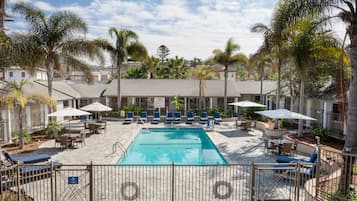 室外游泳池,提供日光浴躺椅