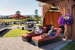 Una piscina cubierta, una piscina al aire libre