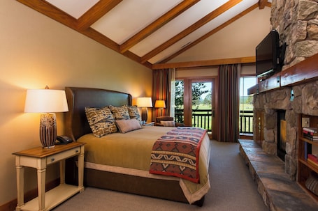 Premium bedding, in-room safe, desk, blackout drapes. Sunriver Resort