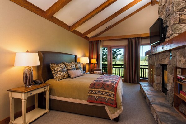 Premium bedding, in-room safe, desk, blackout drapes