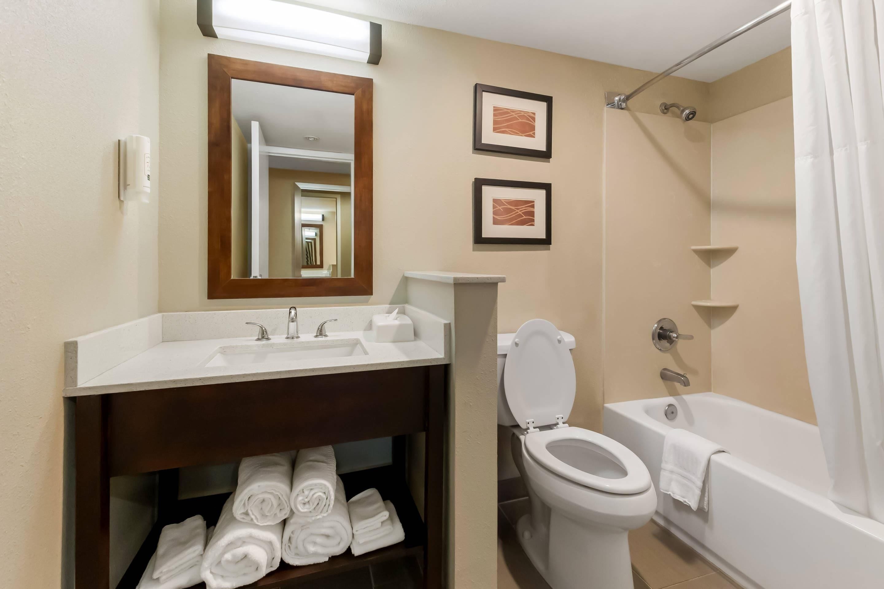 Ein Badezimmer mit Waschbecken, Toilette und Badewanne.