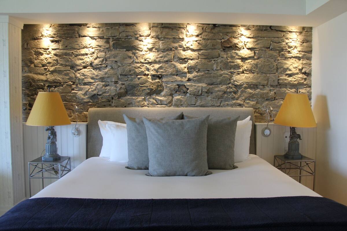 room, river view (luxe king) | premium bedding, minibar, in-room safe, individually decorated