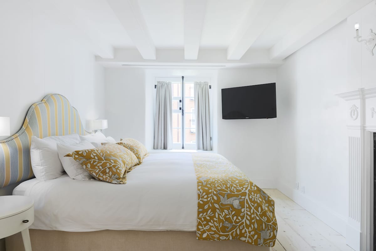 Roupas de cama premium, frigobar, cofres nos quartos