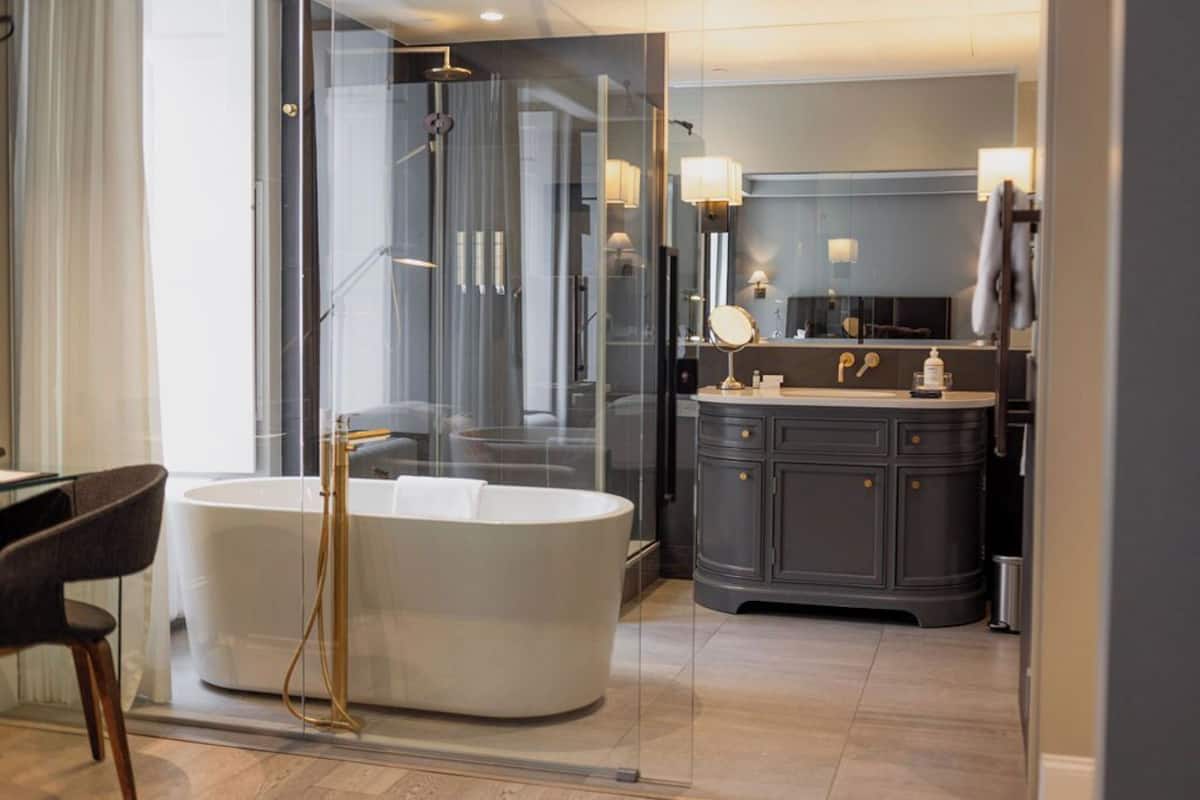 comfort room, 1 queen bed | bathroom | combined shower/bathtub, eco-friendly toiletries, hair dryer, bathrobes