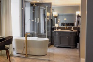 Comfort Room, 1 Queen Bed | Bathroom | Combined shower/tub, eco-friendly toiletries, hair dryer, bathrobes - Auberge Saint-Antoine (Québec City)