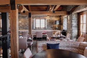 2 restaurants, breakfast served