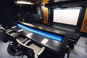Conference room with a long table and modern chairs, ideal for presentations and meetings.