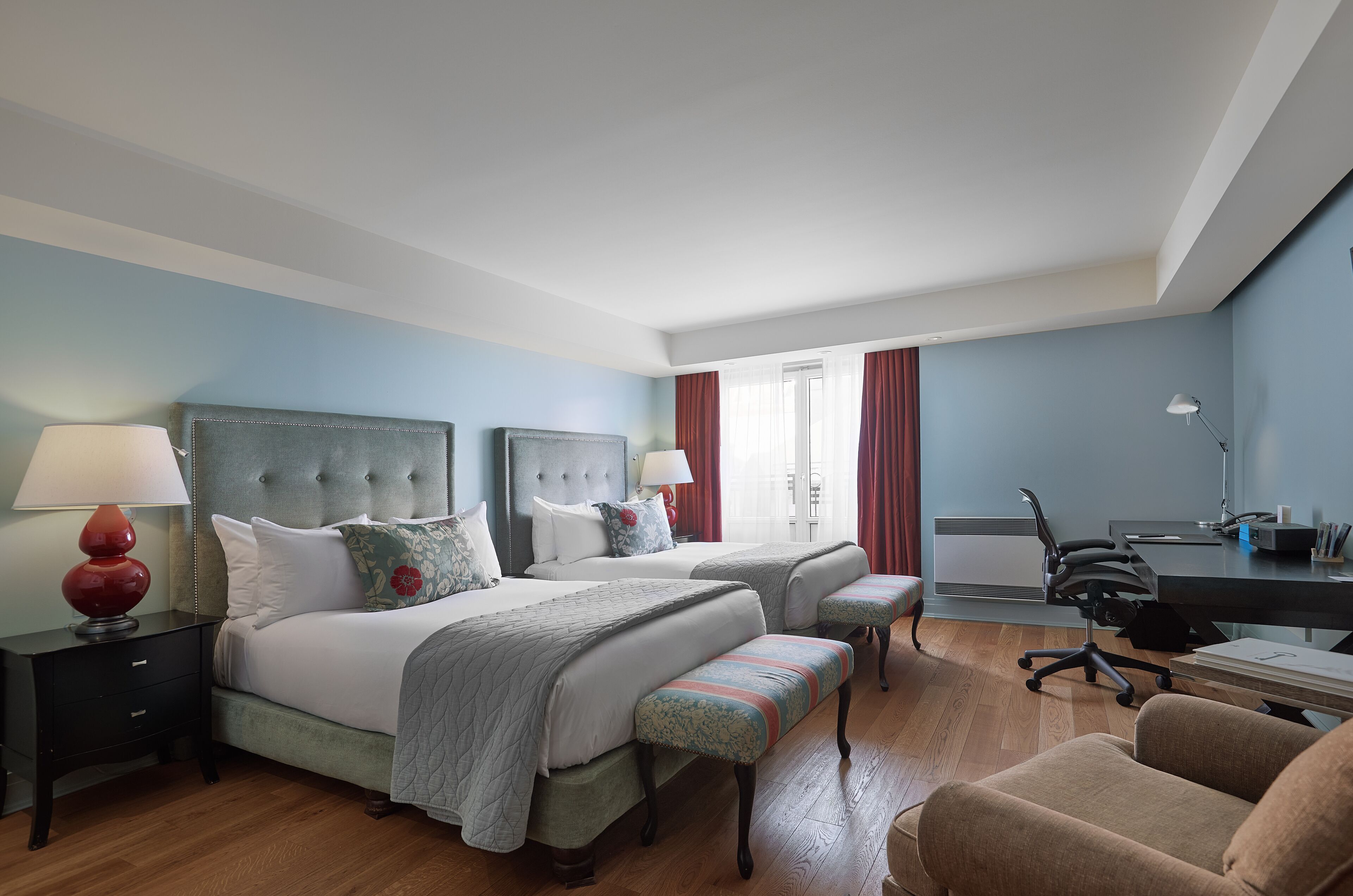 Bộ đồ giường cao cấp, minibar, két bảo mật tại phòng 