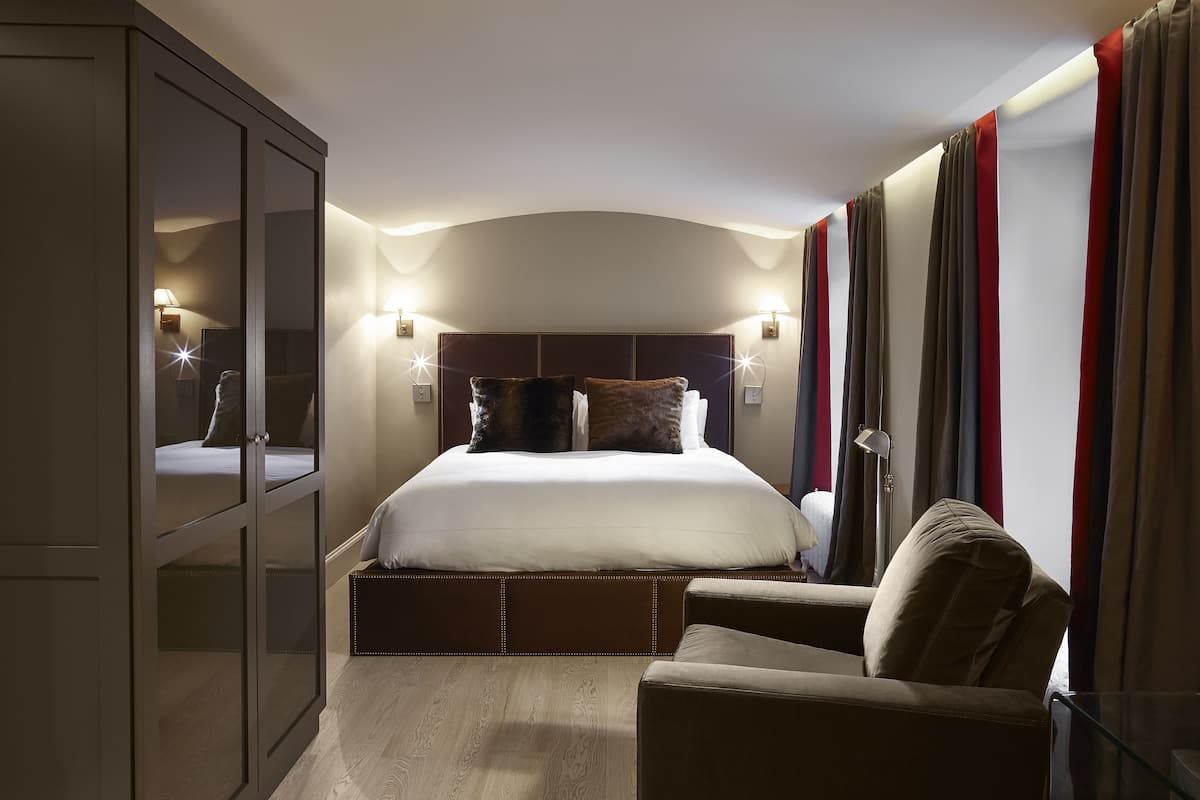 Roupas de cama premium, frigobar, cofres nos quartos