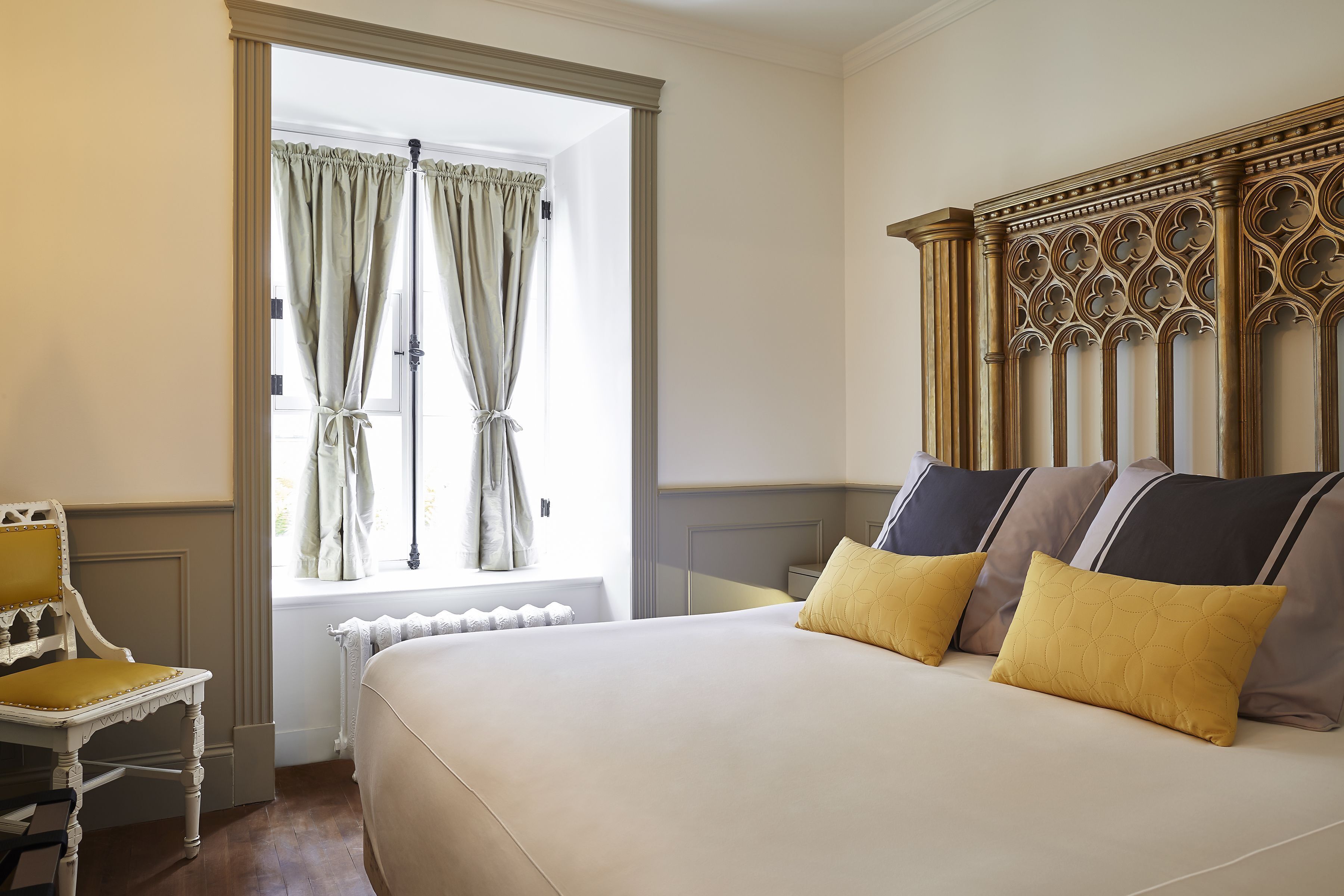 Bộ đồ giường cao cấp, minibar, két bảo mật tại phòng 