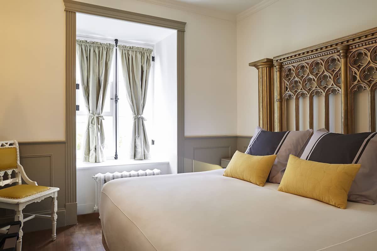 Roupas de cama premium, frigobar, cofres nos quartos