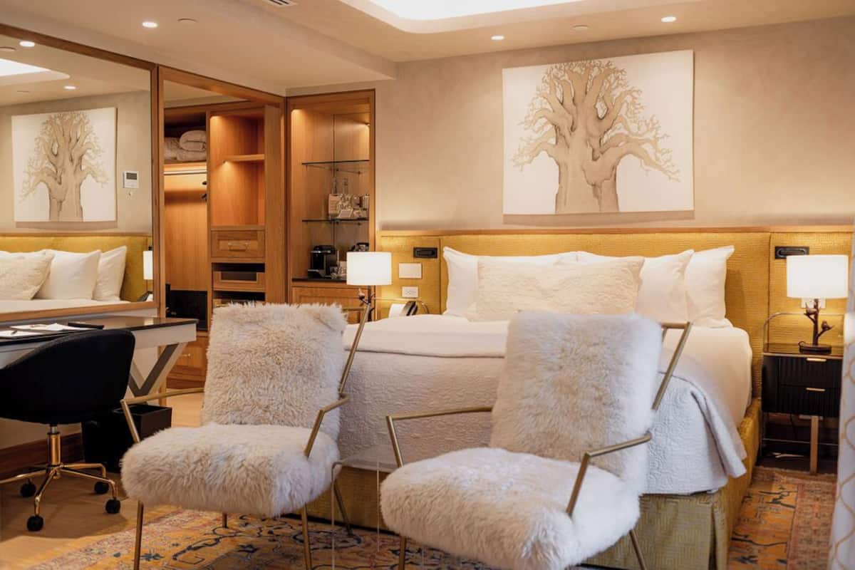 comfort room, 1 king bed | premium bedding, minibar, in-room safe, individually decorated