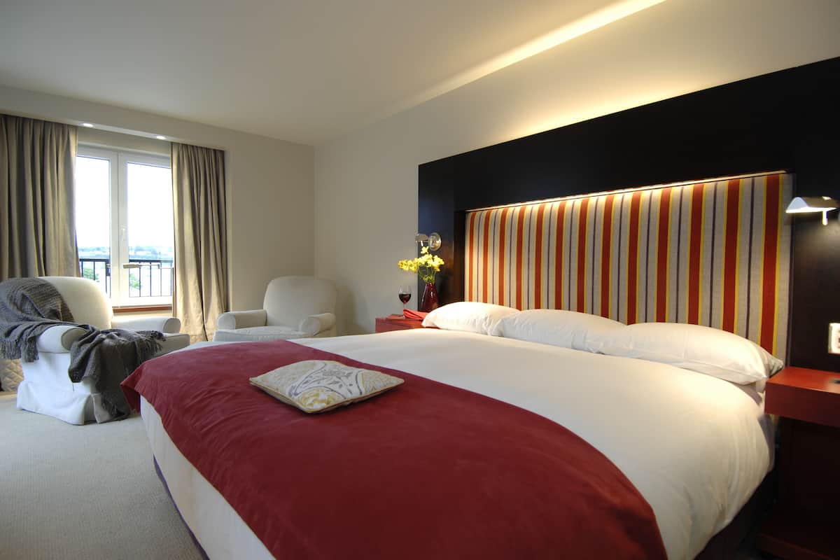 Roupas de cama premium, frigobar, cofres nos quartos