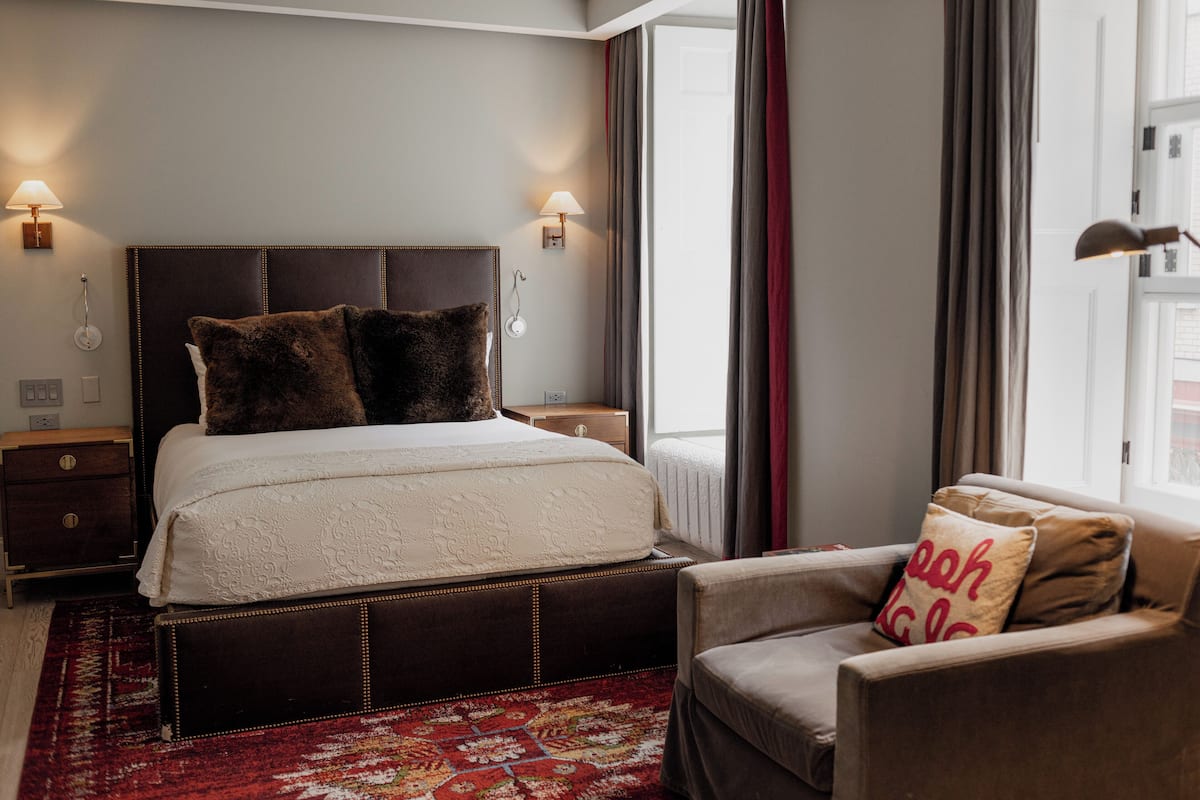 Comfort Room, 1 Queen Bed | Premium bedding, minibar, in-room safe, individually decorated