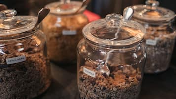 Se ofrece un desayuno completo todos los días (por un coste adicional)