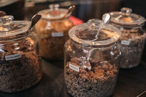 Se ofrece un desayuno completo todos los días (por un coste adicional)