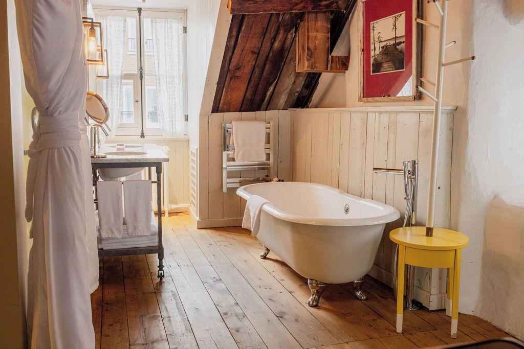 suite | bathroom | combined shower/bathtub, eco-friendly toiletries, hair dryer, bathrobes
