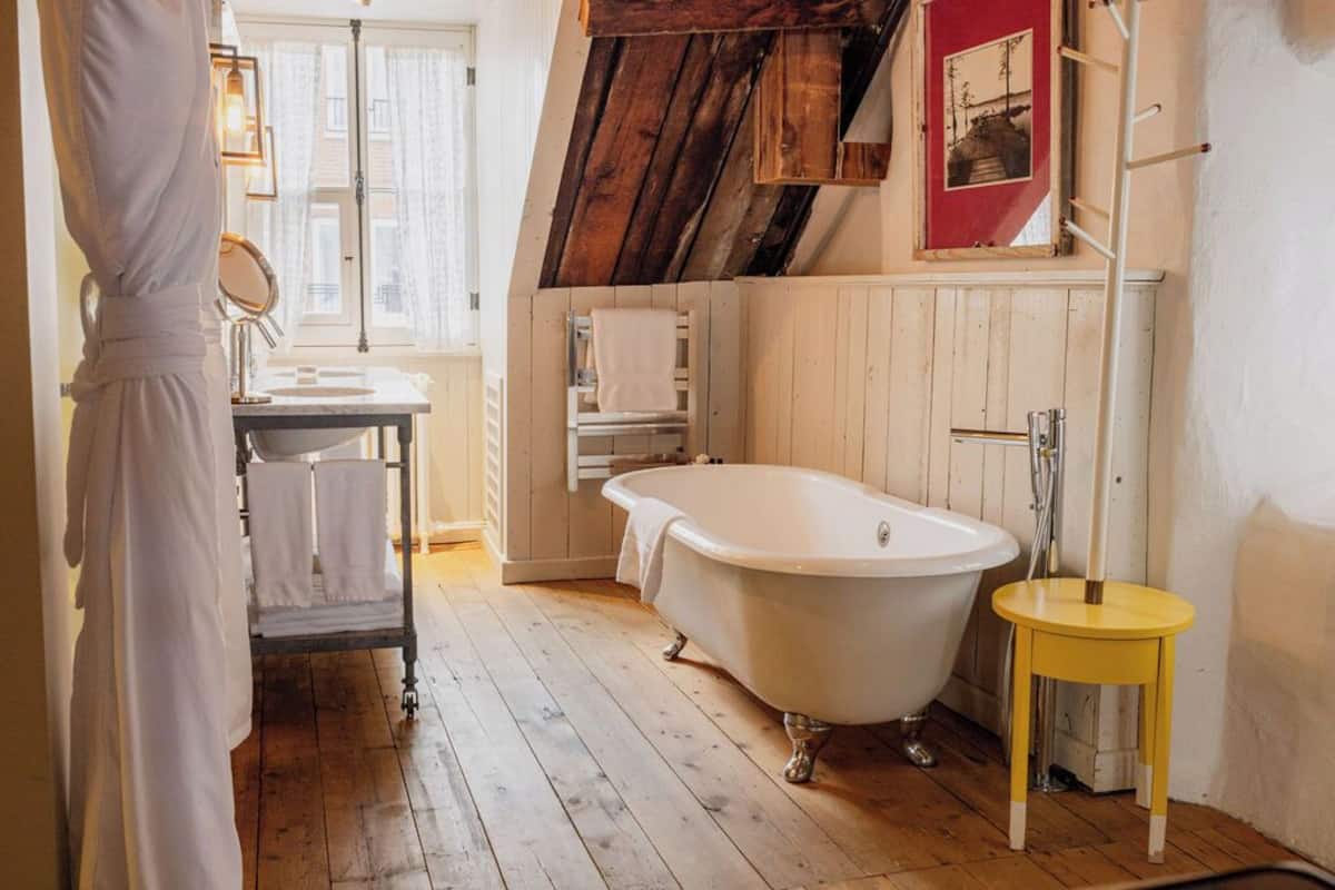 suite | bathroom | combined shower/bathtub, eco-friendly toiletries, hair dryer, bathrobes