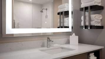 Articles de toilette gratuits, sèche-cheveux, serviettes fournies, savon
