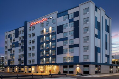 Hampton Inn by Hilton Winnipeg Downtown - Image 1