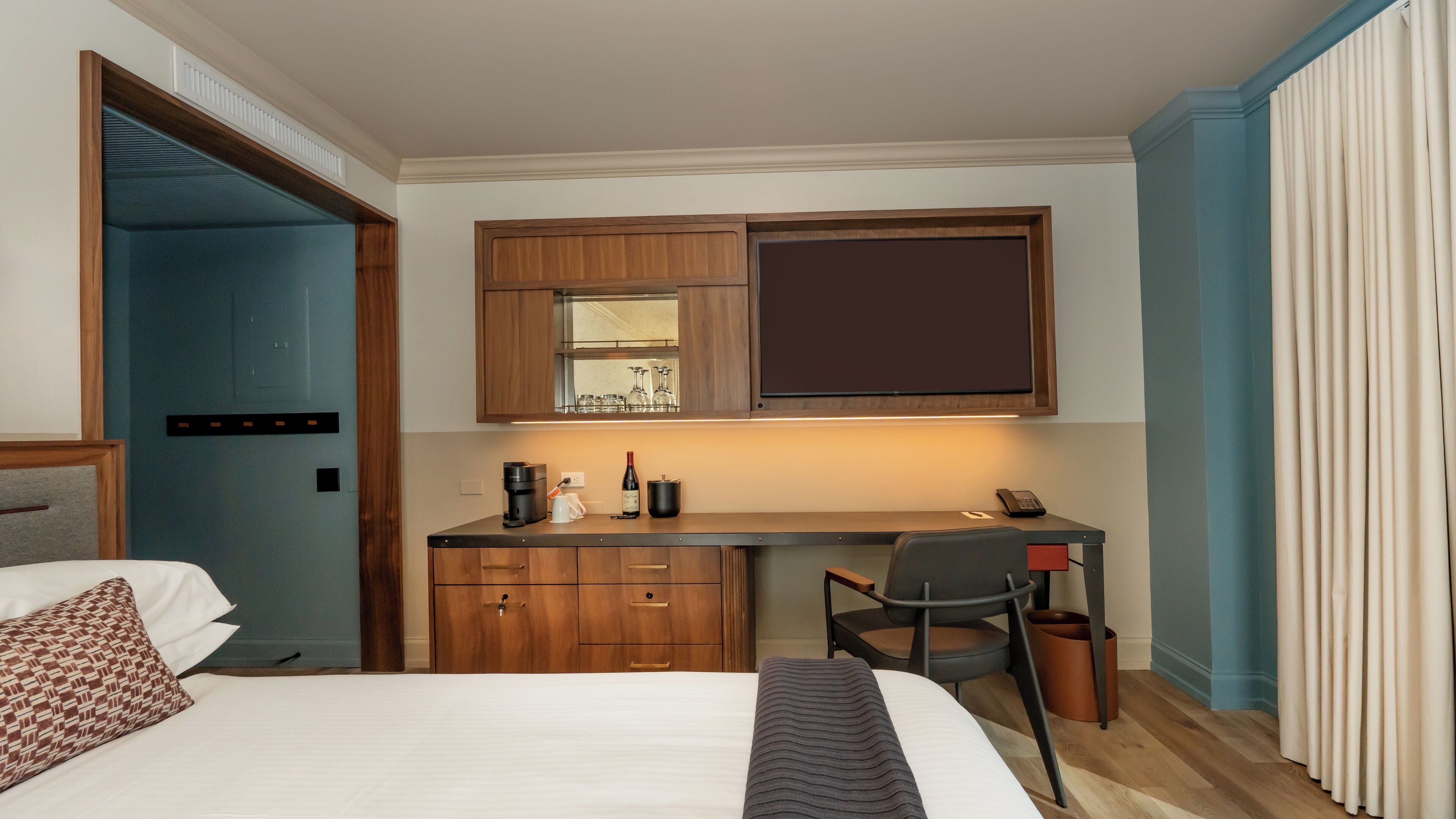 city room, 1 queen bed | premium bedding, minibar, in-room safe, individually furnished