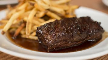 Un plato con un filete y papas fritas.