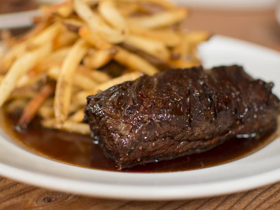 Un plato con un filete y papas fritas.