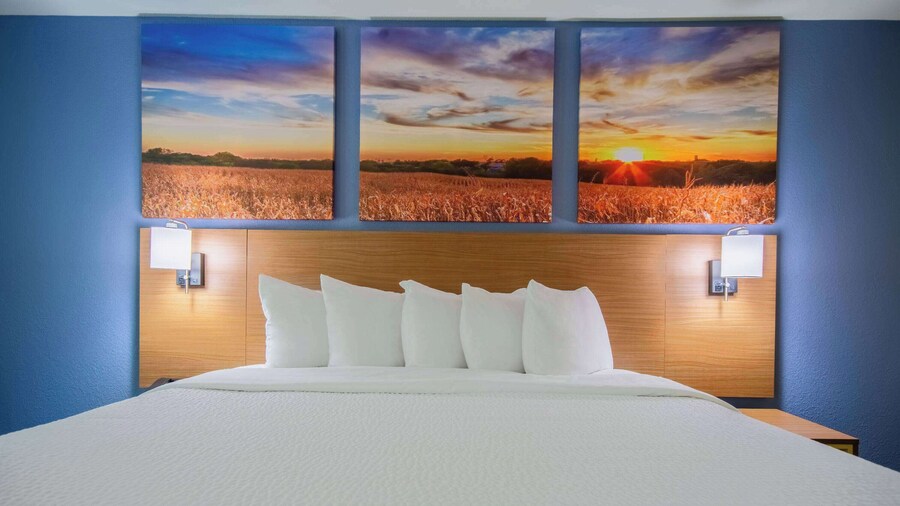 Days Inn & Suites by Wyndham Waterloo