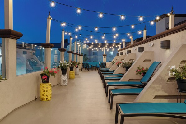 Sundeck - Peacock Suites (Anaheim)