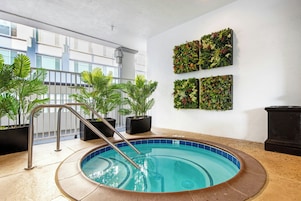 Bañera de hidromasaje interior