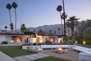 A modern house with a patio area featuring white furniture, a fire pit, and a view of mountains. - L'Horizon Resort & Spa, Hermann Bungalows (Palm Springs)