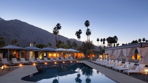 A poolside area with lounge chairs and umbrellas, a pool, and a mountain backdrop. - L'Horizon Resort & Spa, Hermann Bungalows (Palm Springs)