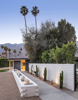 Hotel entrance at LHorizon Resort & Spa, Hermann Bungalows