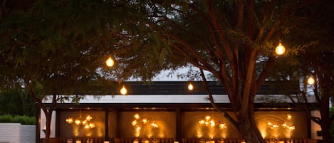 Aperto a cena, cucina americana, con vista sul giardino