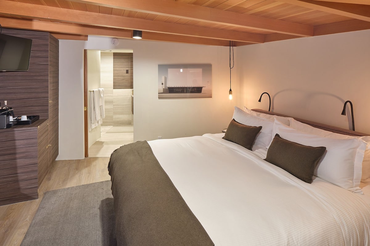 Frette Italian sheets, premium bedding, down comforters, minibar