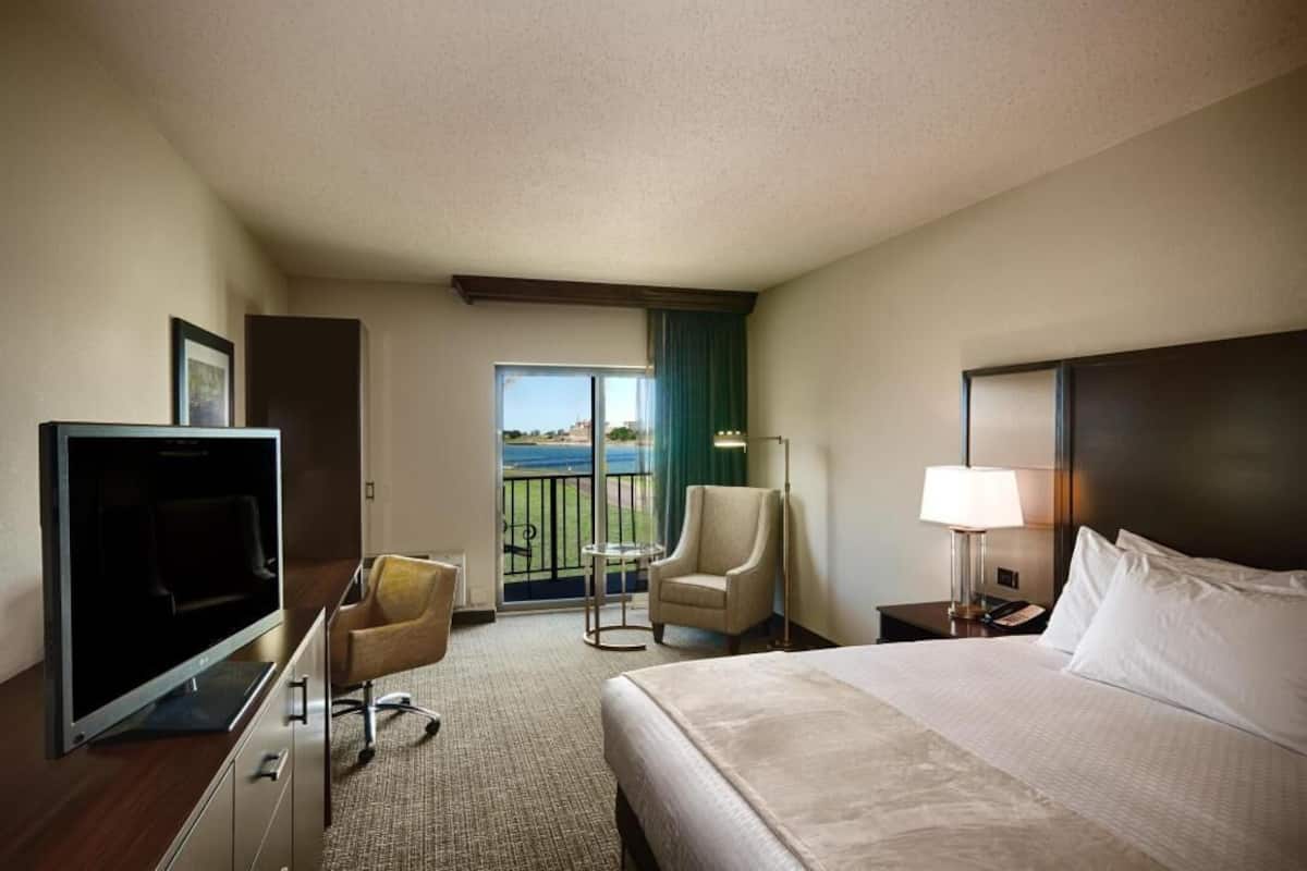 Hypo-allergenic bedding, down comforters, in-room safe, desk