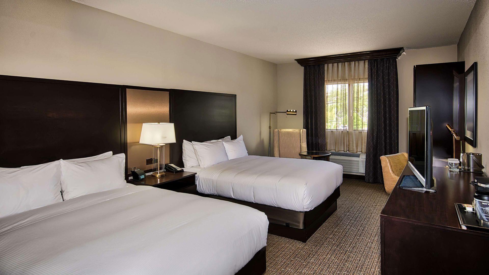 Hypo-allergenic bedding, down comforters, in-room safe, desk