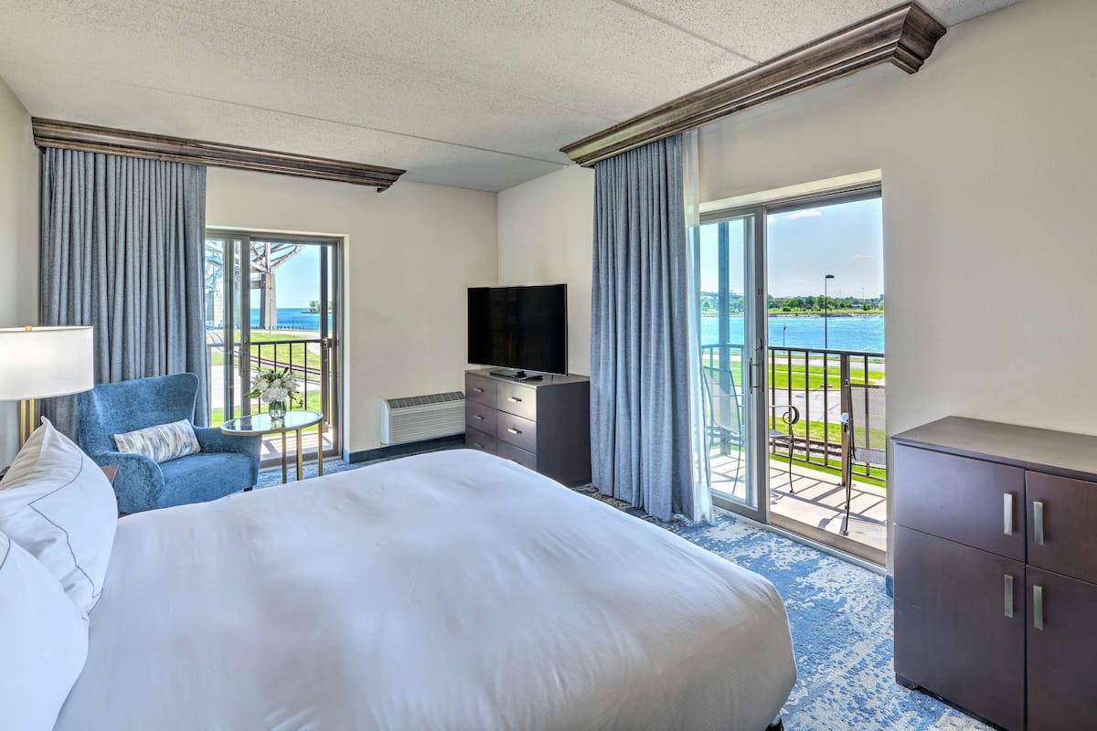 premium room, 1 king bed, river view, corner | hypo-allergenic bedding, down duvets, in-room safe, desk