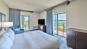 Premium Room, 1 King Bed, River View, Corner | Hypo-allergenic bedding, down comforters, in-room safe, desk