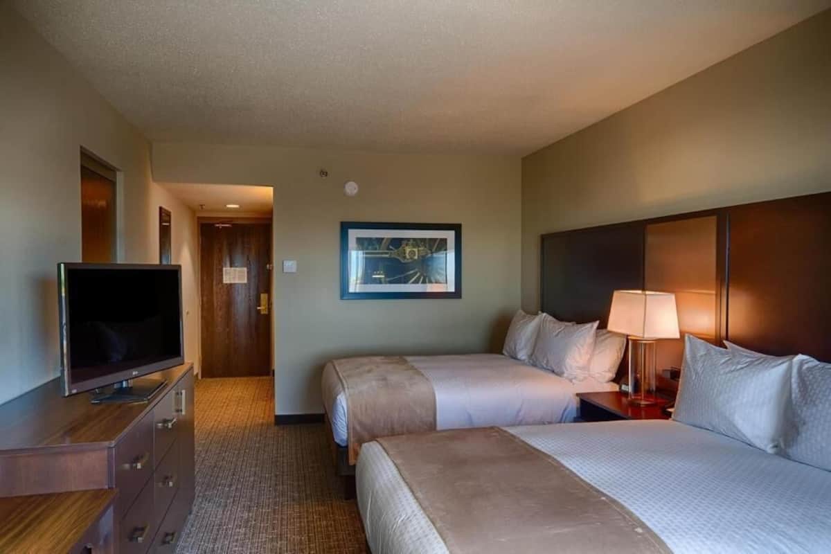Hypo-allergenic bedding, down comforters, in-room safe, desk