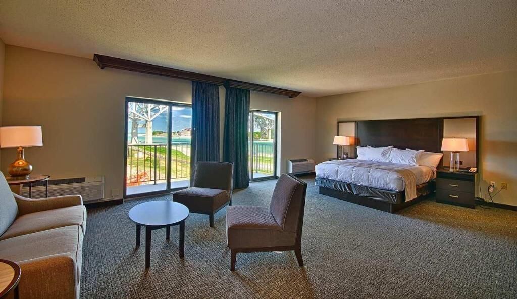 Hypo-allergenic bedding, down comforters, in-room safe, desk